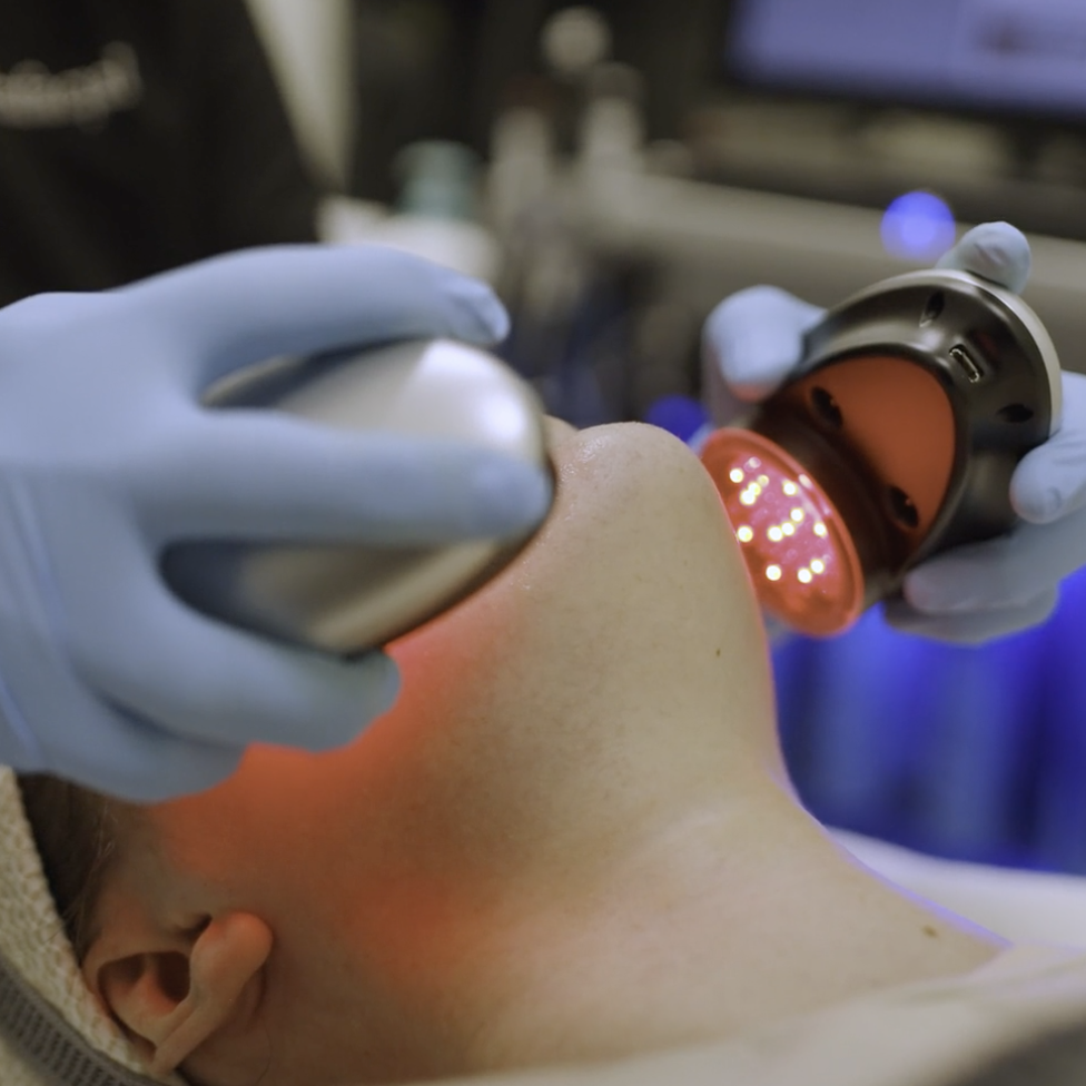 lady receiving light therapy treatment