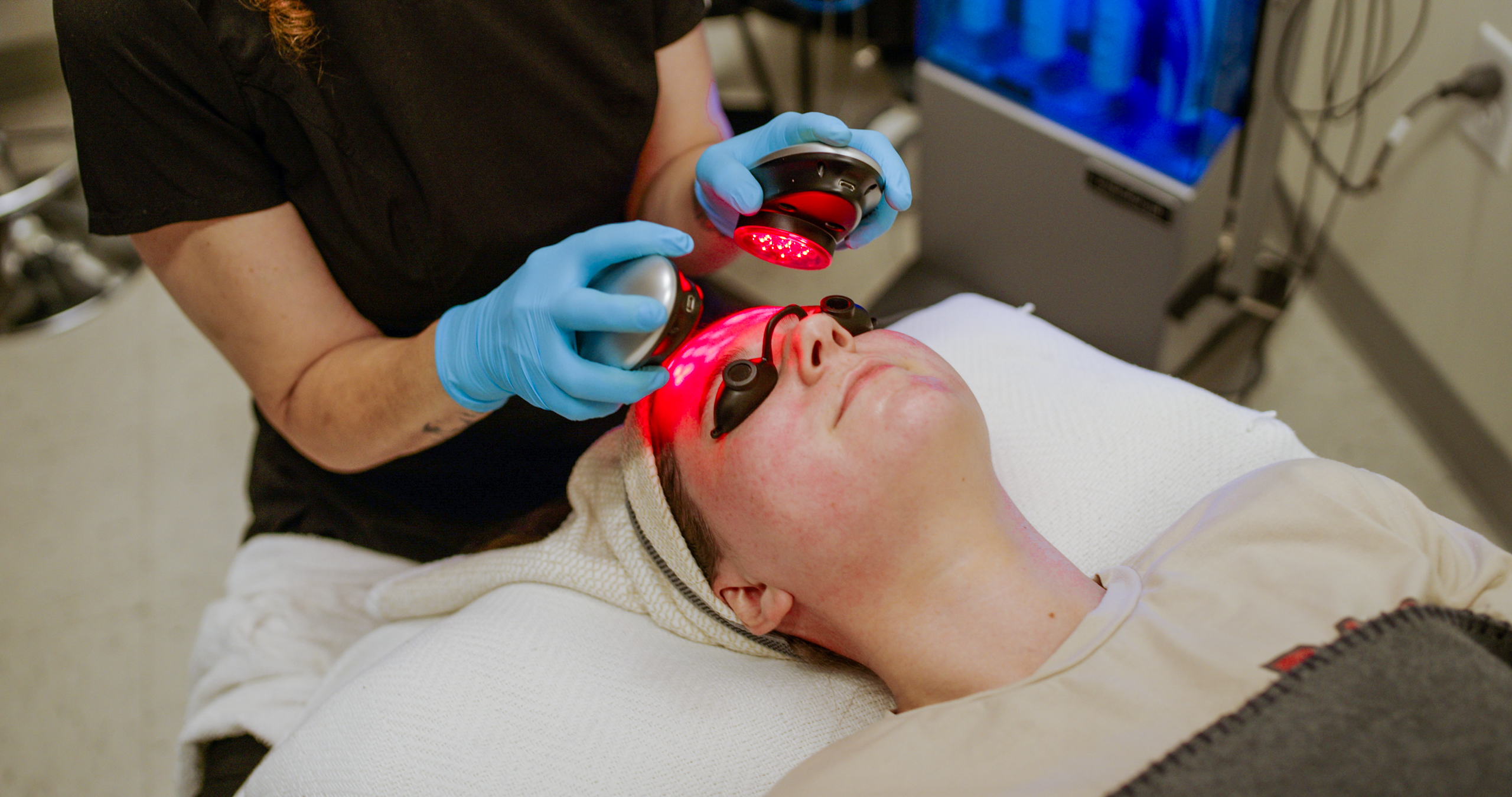 lady receiving light therapy treatment